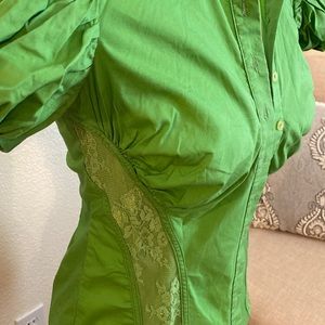 Beautiful lace top with short puffy sleeves XS